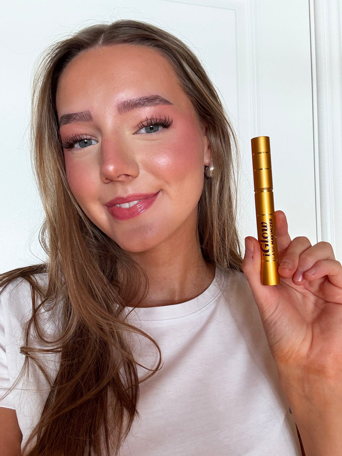 Kvinne som holder iGlow Lash Maximizer