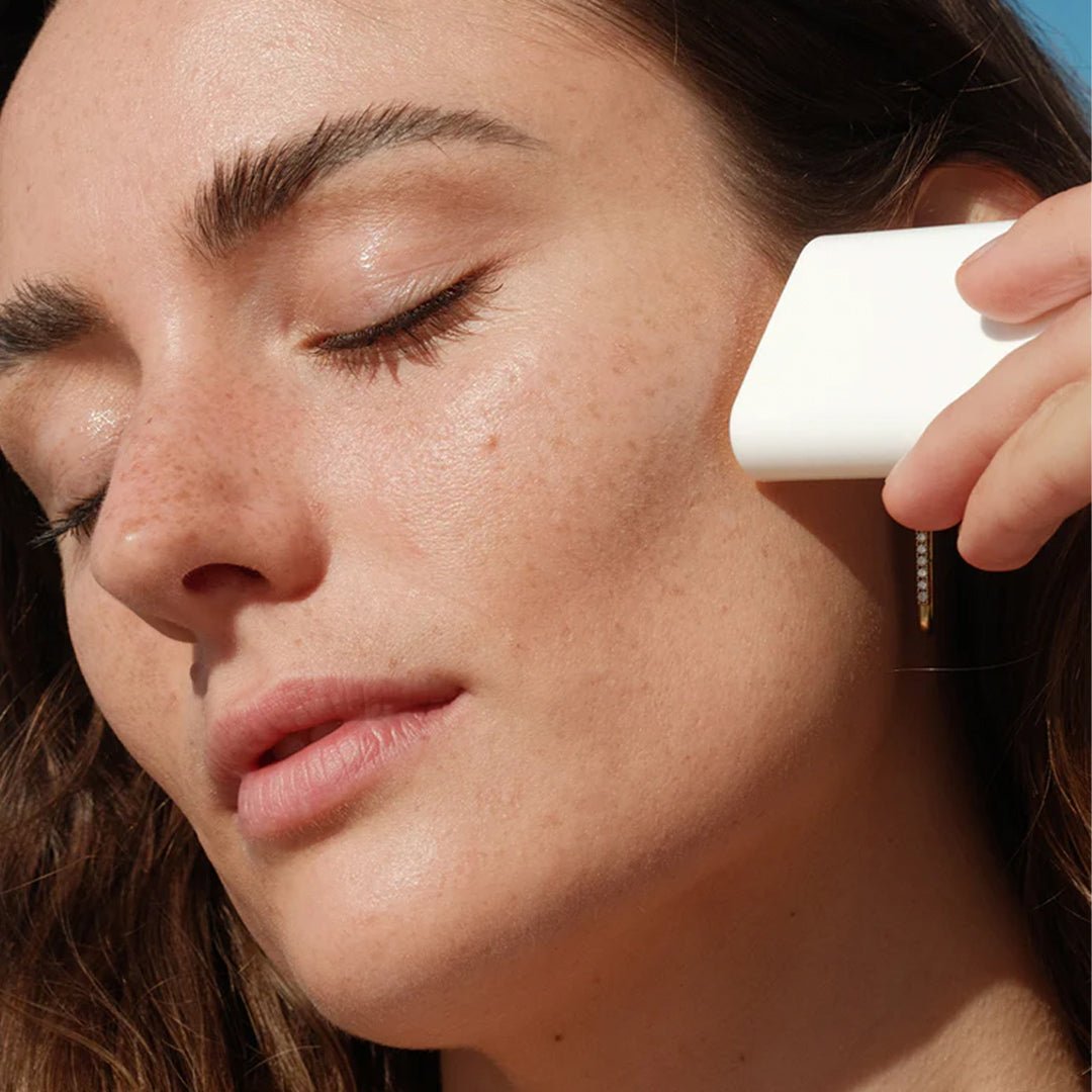 Coola - Clear Sunscreen Stick, Tropical Coconut - iGlow.no